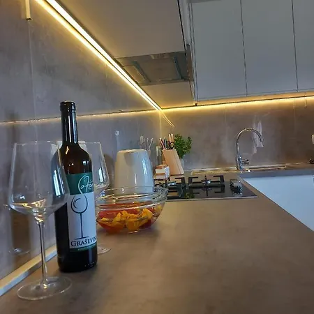 On The River Baska Voda 伊莫茨基